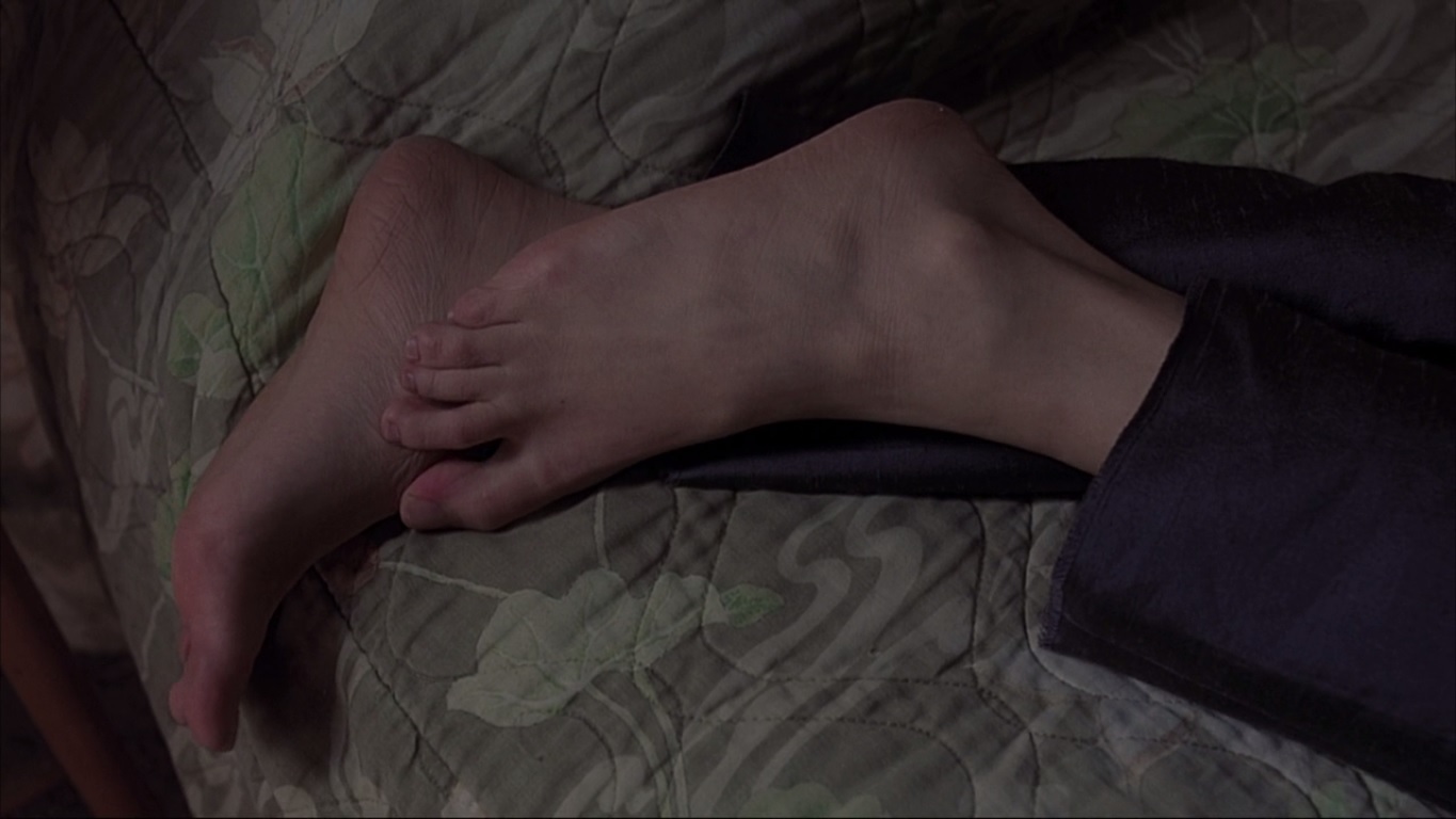 Os pés de Jennifer Jason Leigh em breve nas telonas.